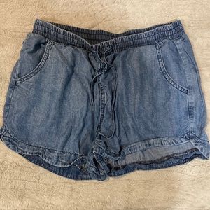 Women’s Universal Threads (small) shorts w/ pockets